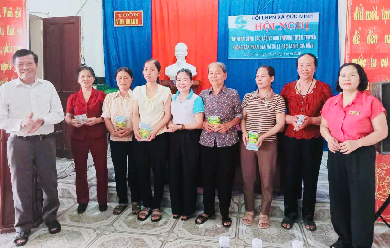 Hội LHPN xã Đức Minh tuyên truyền, hướng dẫn phân loại và xử lý rác thải tại thôn Vĩnh Khánh