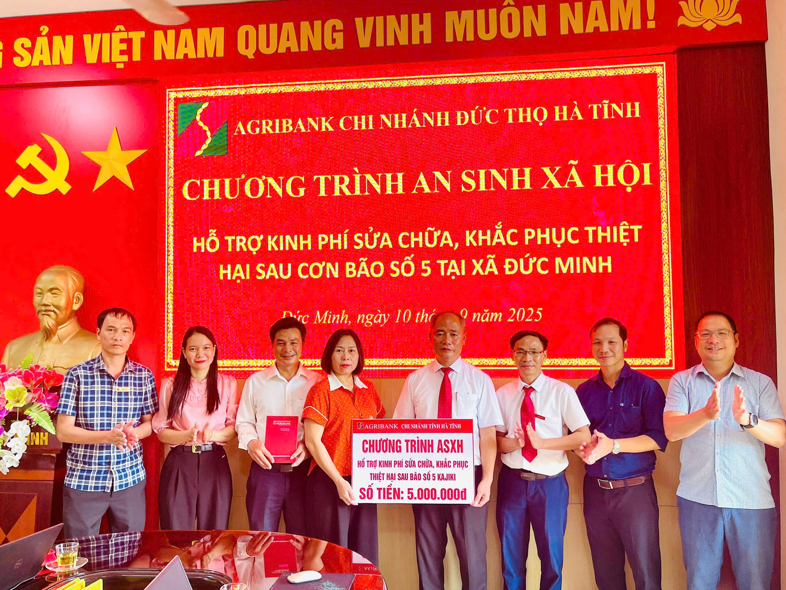 Agribank Đức Thọ hỗ trợ UBND xã kinh phí sửa chữa, khắc phục thiệt hại sau bão số 5 Kajiki