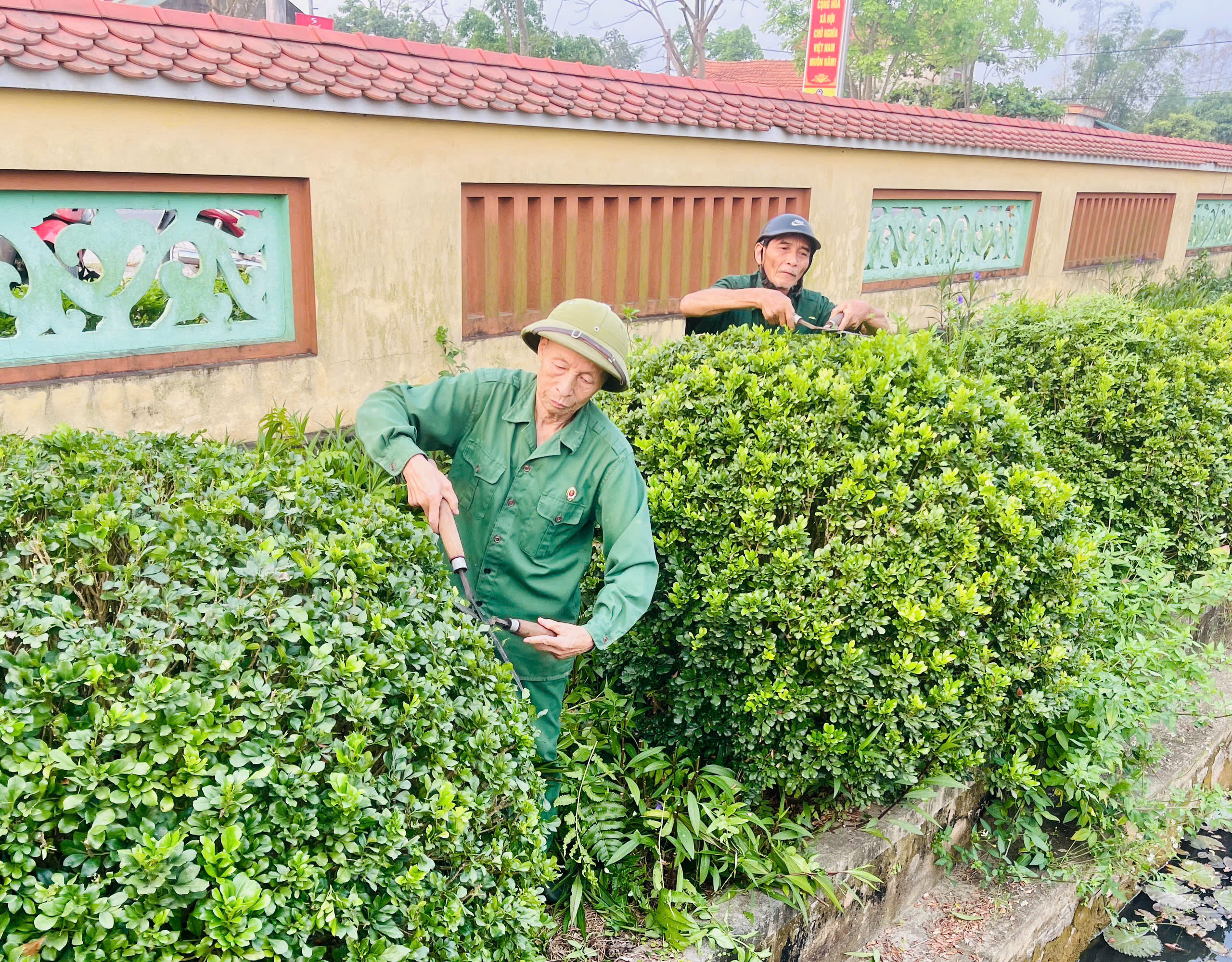 Hội CCB xã Đức Minh gương mẫu ra quân chỉnh trang Đài tưởng niệm Anh hùng liệt sĩ 