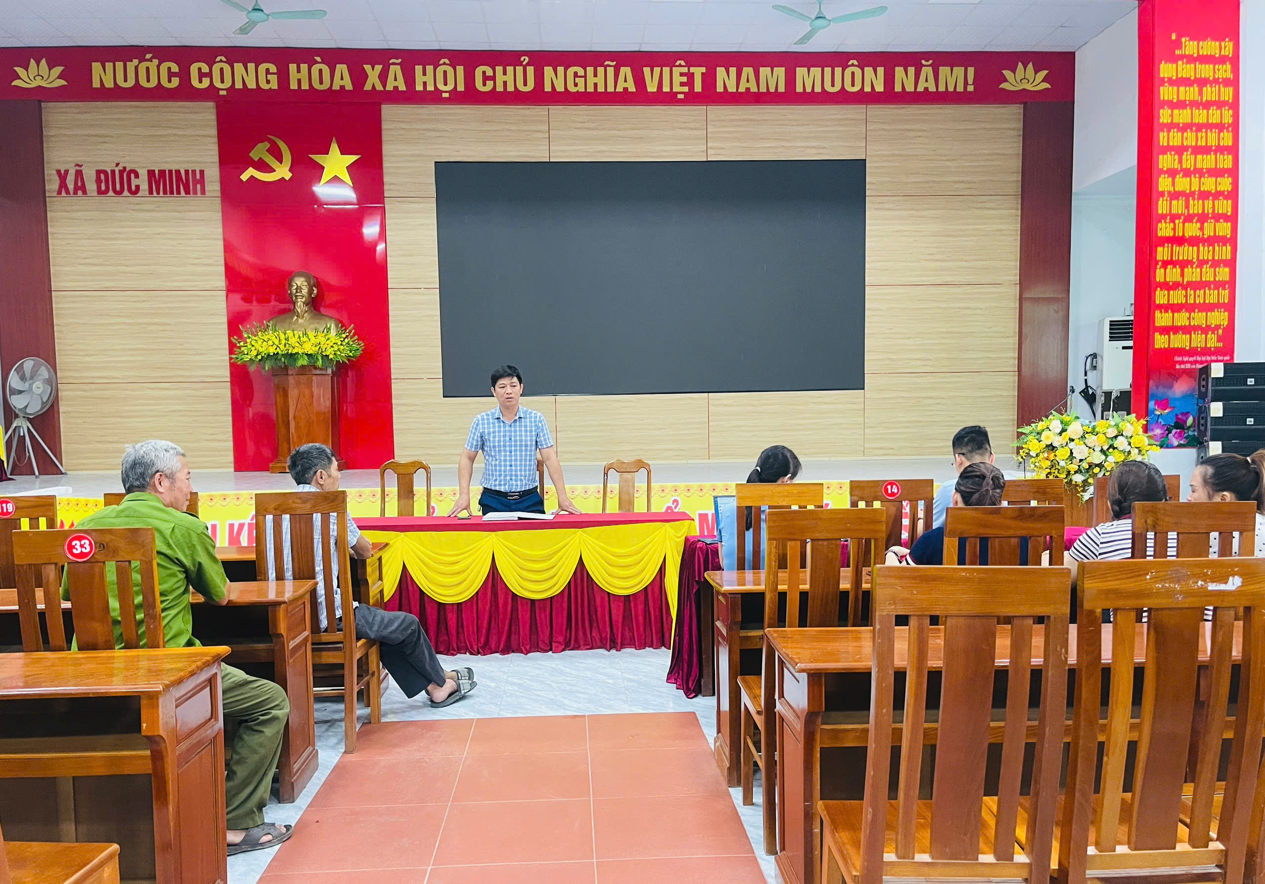 Xã Đức Minh lập biên bản xử phạt 2 hộ dân vi phạm trong sử dụng thuốc BVTV