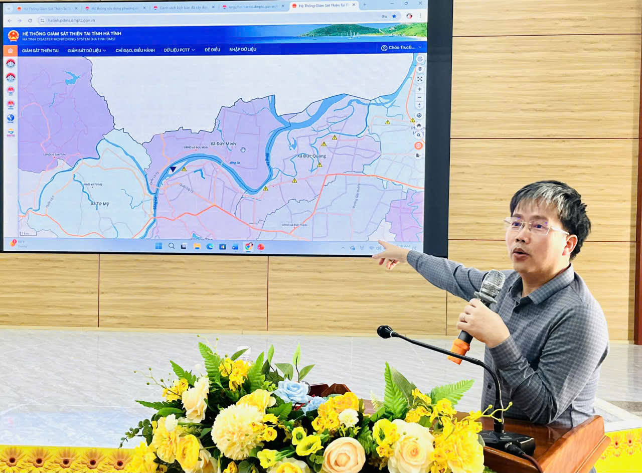 Đoàn công tác Cục Quản lý đê điều và Phòng, chống thiên tai làm việc tại xã Đức Minh