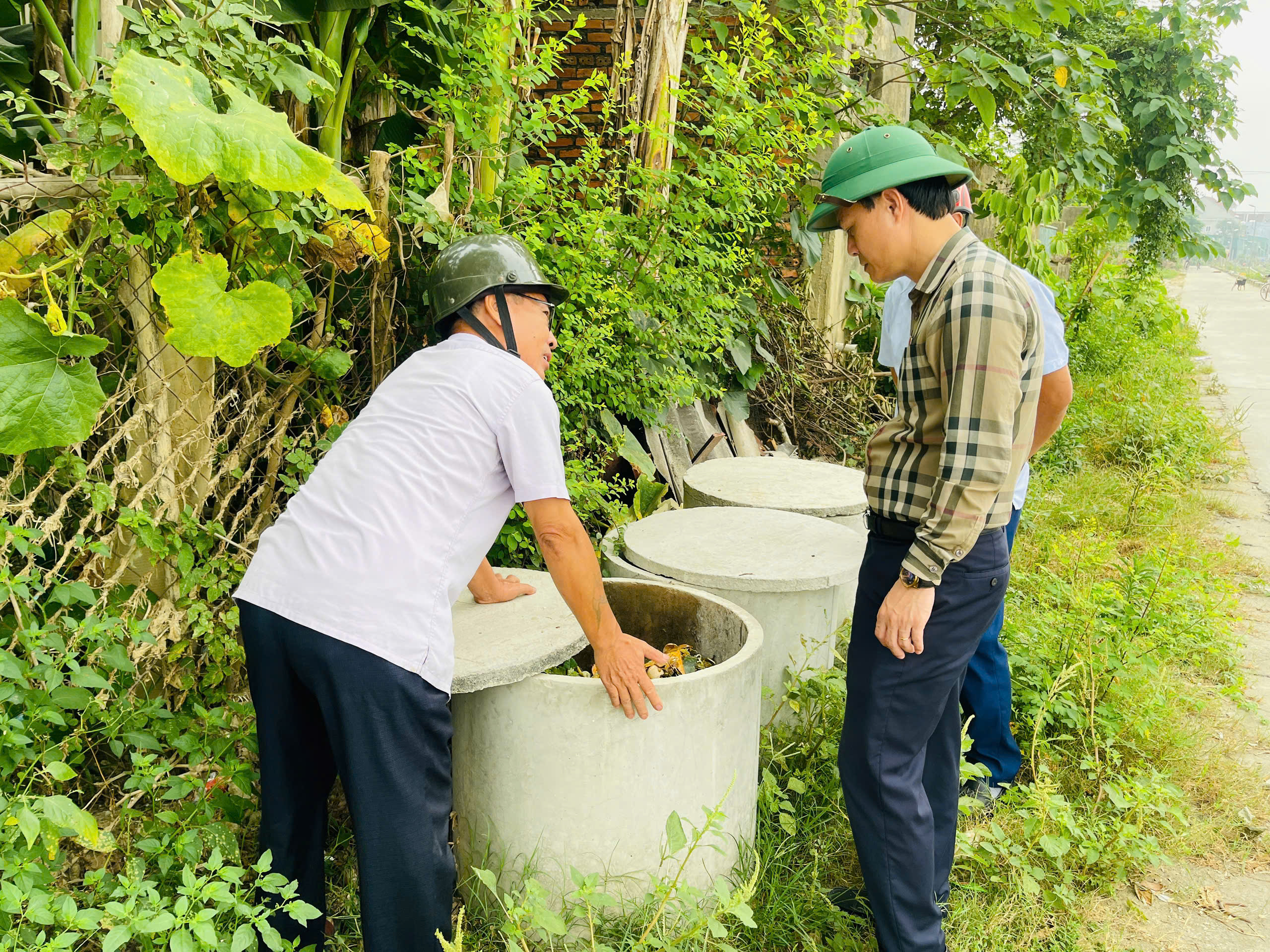 Chủ tịch UBND xã  Nguyễn Tiến Thắng kiểm tra công tác phân loại, xử lý rác tại thôn Cửu Yên