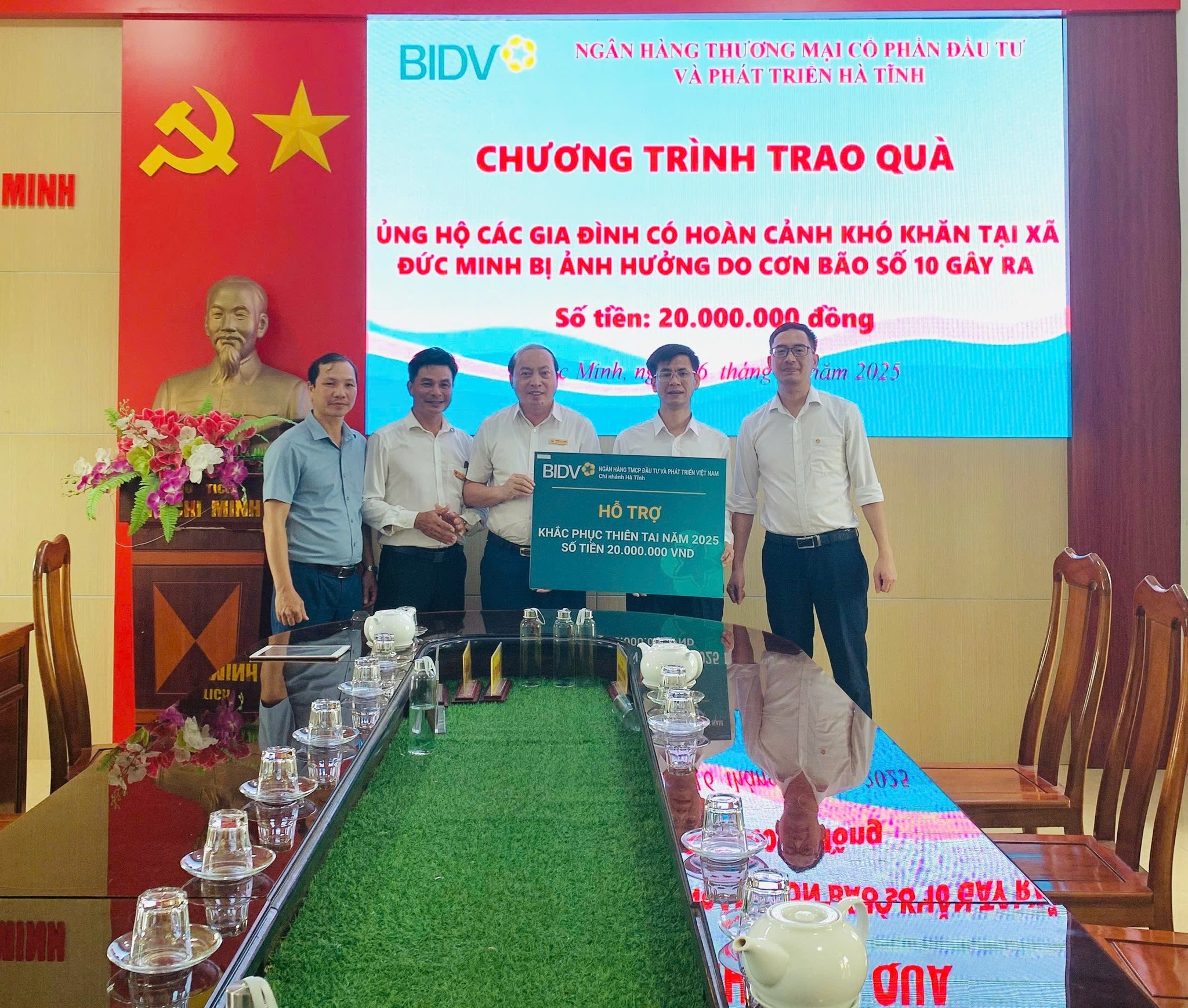 Ngân hàng BIDV Chi nhánh Hà Tĩnh hỗ trợ 20 triệu đồng trao quà ủng hộ các gia đình có hoàn cảnh khó khăn tại xã Đức Minh