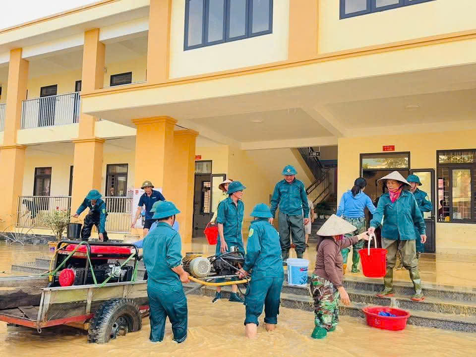 LỰC LƯỢNG DÂN QUÂN TỰ VỆ TỔNG DỌN VỆ SINH TẠI TRỤ SỞ UBND XÃ ĐỨC MINH SAU MÙA MƯA BÃO