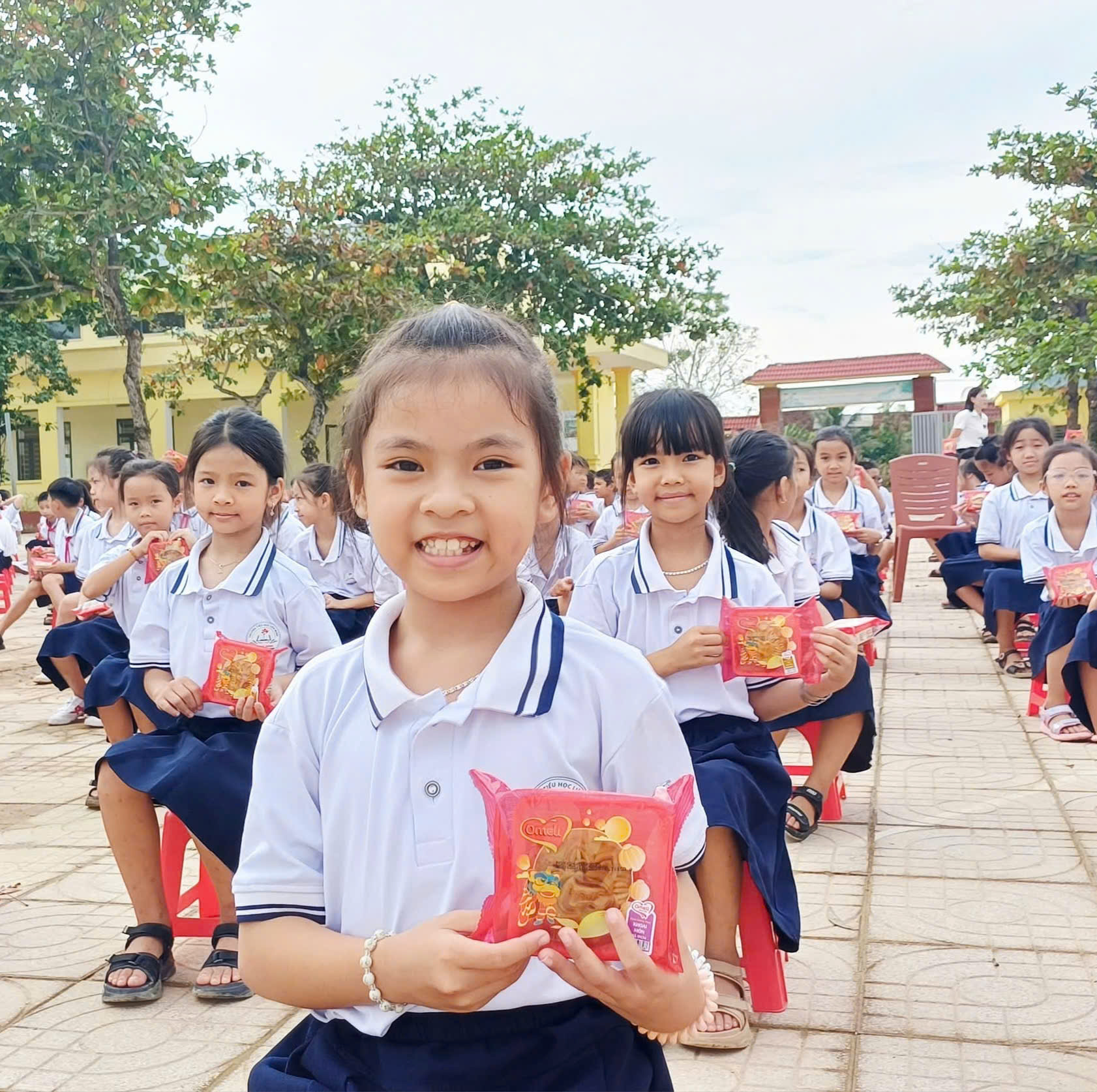 Trung thu yêu thương của học sinh vùng lũ Đức Minh