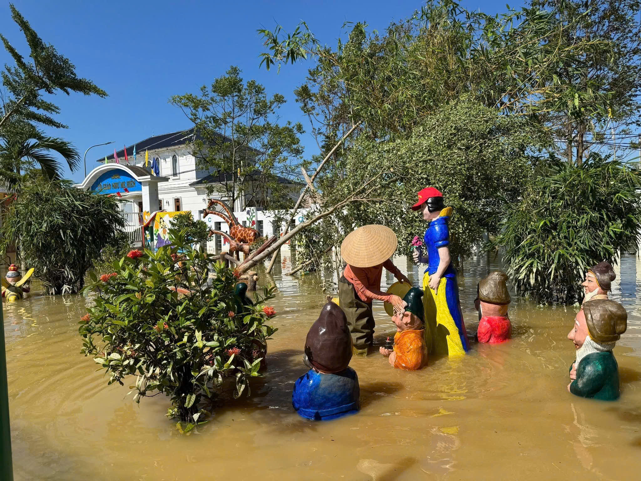 Các trường học trên địa bàn xã Đức Minh  triển khai chiến dịch vệ sinh môi trường để chuẩn bị đón học sinh trở lại