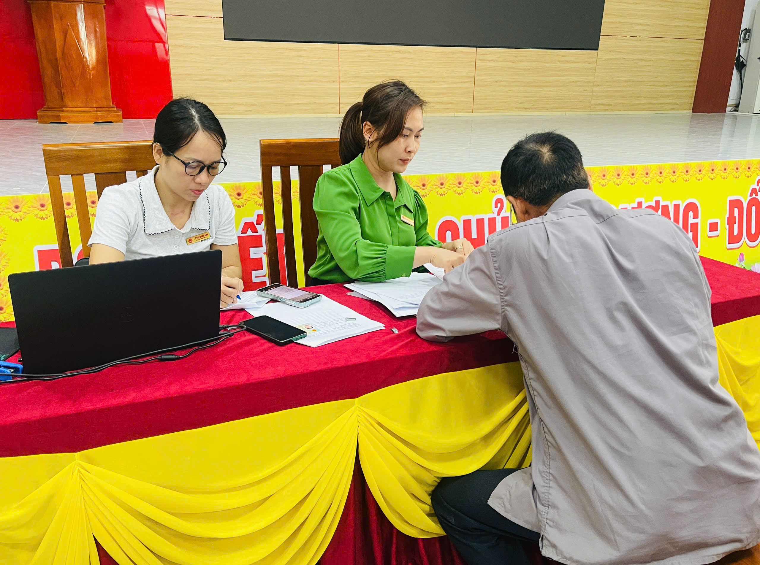 Đức Minh xử phạt 4 hộ phun thuốc BVTV gây cháy cỏ, ảnh hưởng môi trường