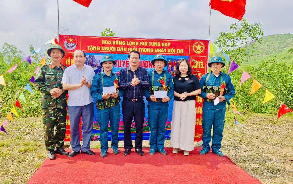 Đức Minh: Tặng quà động viên lực lượng dân quân tham gia kiểm tra bắn đạn thật