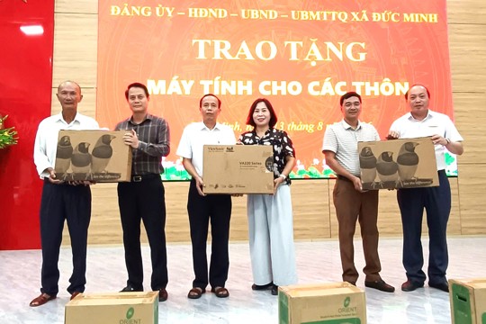 Đức Minh đầu tư 10 bộ máy tính cho 10/10 thôn trong toàn xã. 