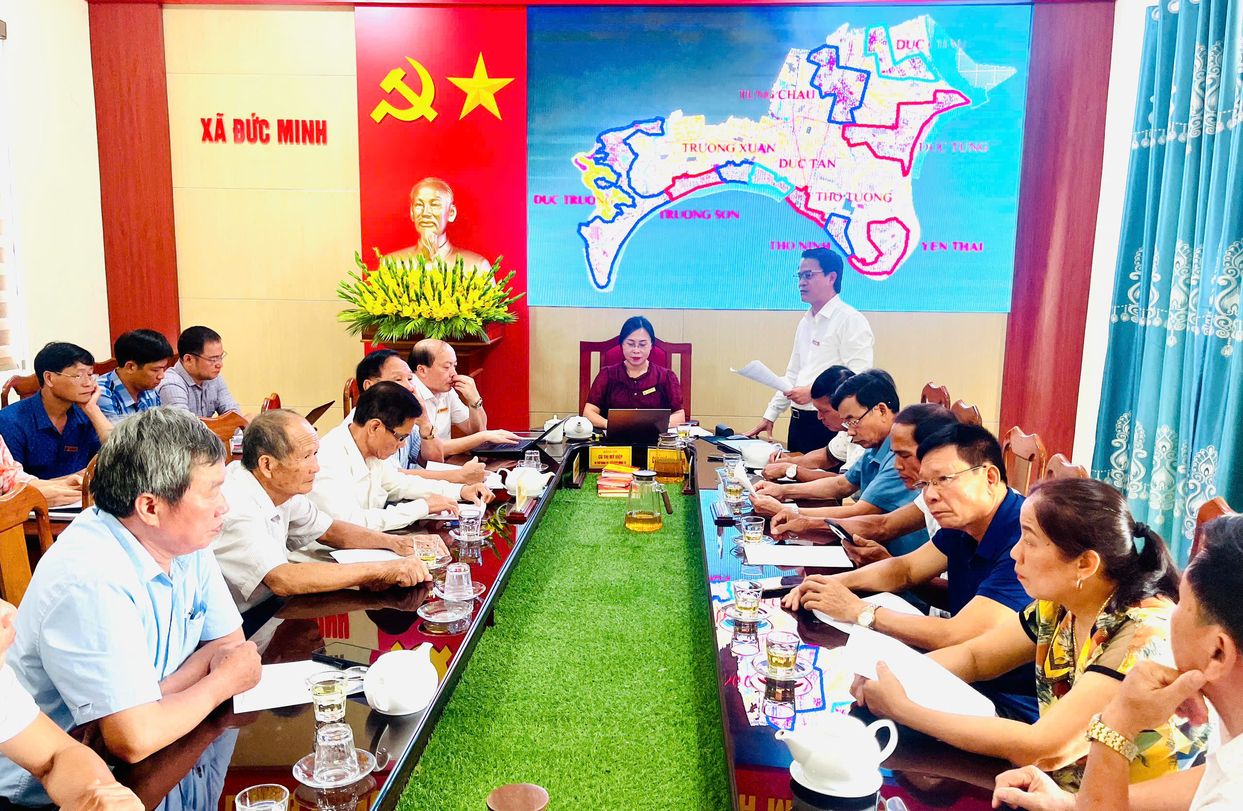 Đức Minh: Hội nghị lấy ý kiến các đồng chí nguyên lãnh đạo xã qua các thời kỳ về phương án sáp nhập thôn.