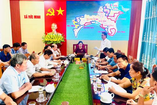 Đức Minh: Hội nghị lấy ý kiến các đồng chí nguyên lãnh đạo xã qua các thời kỳ về phương án sáp nhập thôn. 
