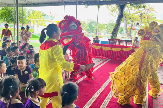 Mùa trăng yêu thương cùng các bé mầm non Đức Minh