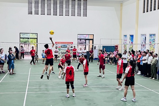 Đức Minh: 13 đội bóng sôi nổi tranh tài, chào mừng các ngày lễ lớn trong tháng 10
