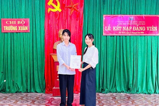 Chi bộ Trường Xuân thuộc Đảng ủy xã Đức Minh tổ chức kết nạp đảng viên mới