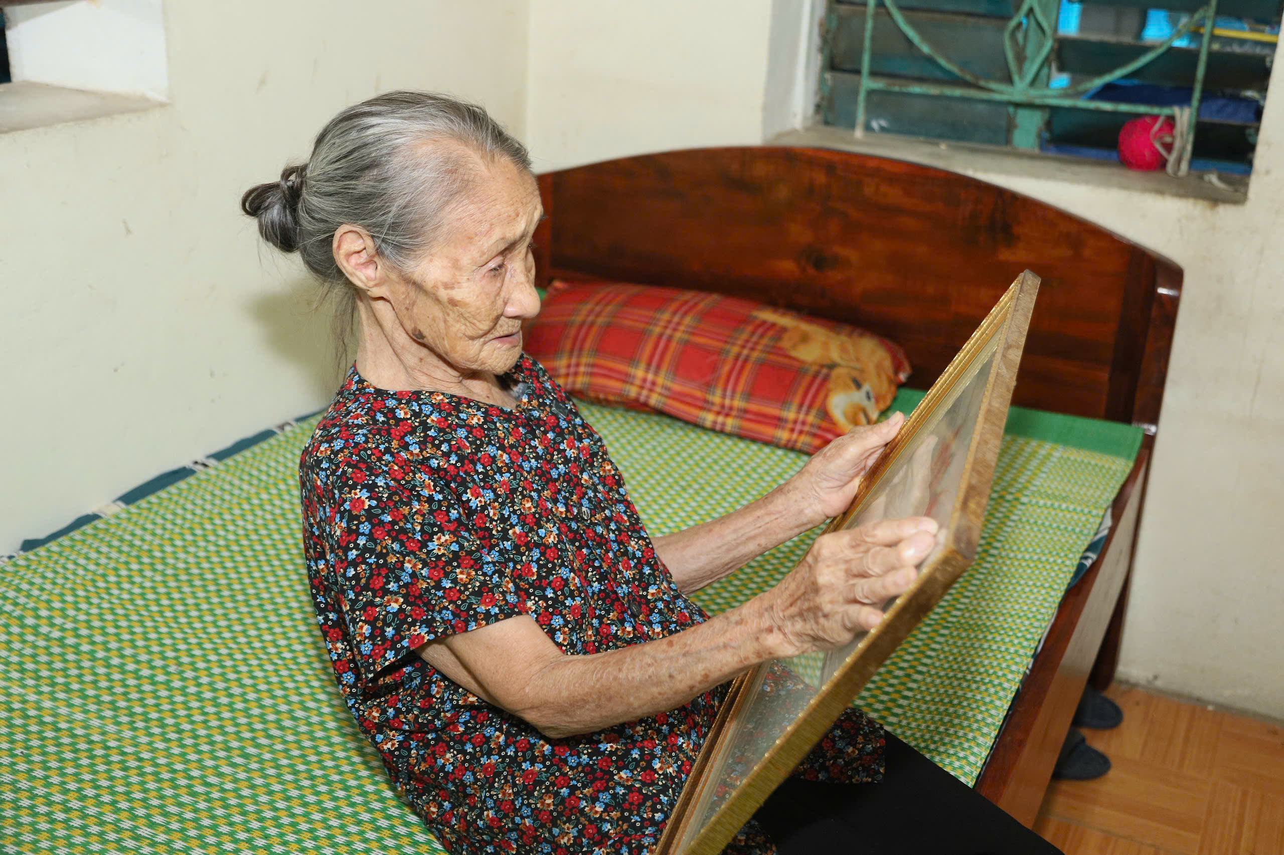 Xúc động người mẹ gần trăm tuổi mong ngóng tin con sau gần nửa thế kỷ