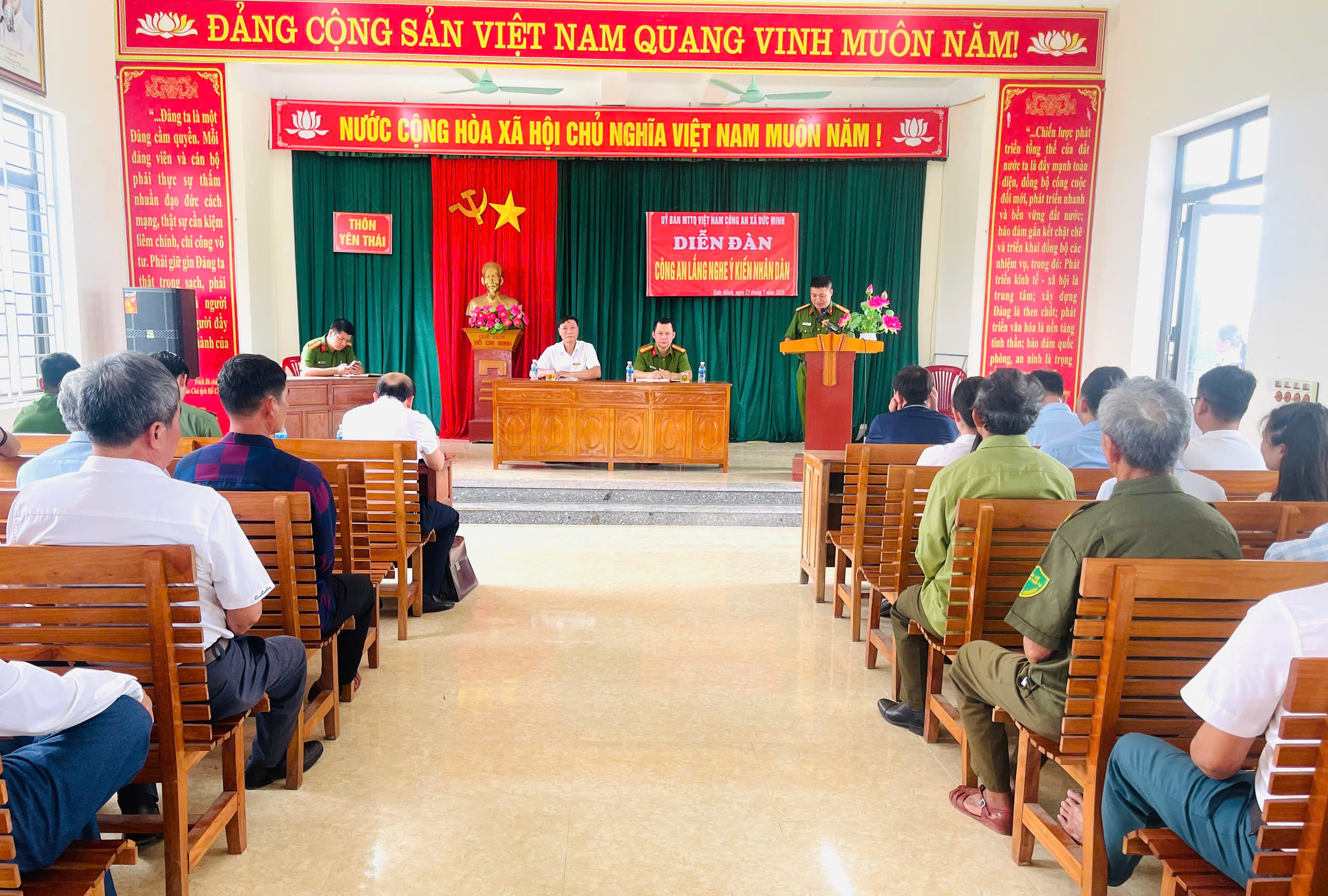 Người dân Đức Minh đóng góp nhiều ý kiến xây dựng tại Diễn đàn "Công an lắng nghe ý kiến Nhân dân"