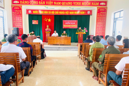 Người dân Đức Minh đóng góp nhiều ý kiến xây dựng tại Diễn đàn "Công an lắng nghe ý kiến Nhân dân"