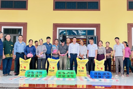 Đức Minh: Bàn giao 20 mô hình sinh kế, hướng dẫn kỹ thuật chăn nuôi cho hộ nghèo, cận nghèo