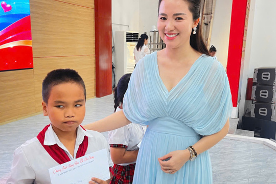 Ca sĩ Phạm Thùy Dung và những người bạn trao 30 suất quà cho học sinh có hoàn cảnh khó khăn tại xã Đức Minh