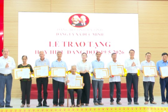 Đức Minh: Trang trọng trao tặng Huy hiệu Đảng đợt 19/5 cho 11 đảng viên 