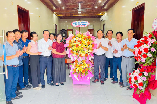 Lãnh đạo xã Đức Minh tặng hoa chúc mừng Giáo xứ Thọ Ninh nhân Đại lễ Năm Thánh