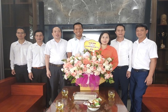 Lãnh đạo xã Đức Minh chúc mừng các doanh nghiệp nhân Ngày Doanh nhân Việt Nam 13/10