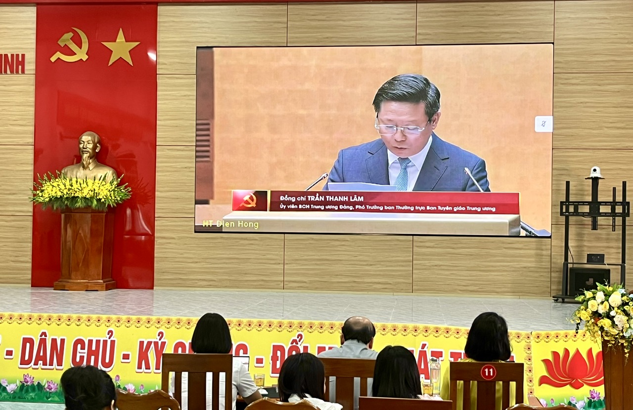 Đức Minh nghiêm túc tham gia Hội nghị toàn quốc học tập, quán triệt, triển khai Nghị quyết Trung ương 4 khóa XIV