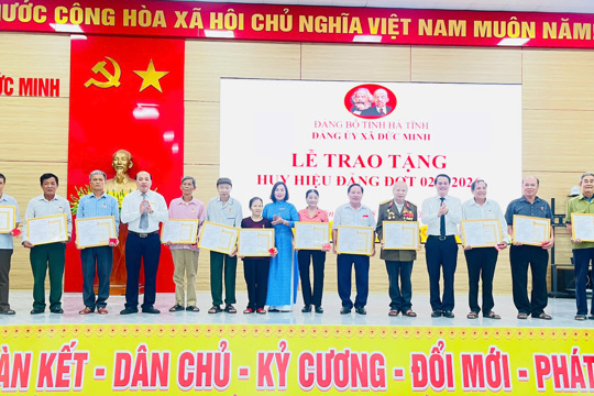 Đức Minh: 88 đảng viên vinh dự được trao tặng Huy hiệu Đảng đợt 2/9