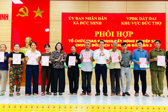 Trên 520 hộ dân xã Đức Minh phấn khởi nhận Giấy chứng nhận quyền sử dụng đất nông nghiệp sau chuyển đổi, tích tụ ruộng đất
