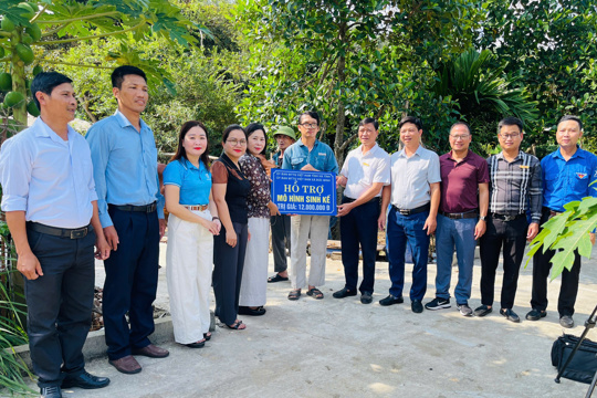 Đức Minh: Trao hỗ trợ 12 mô hình sinh kế, “tiếp sức” cho các hộ khó khăn