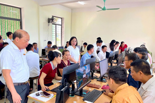 Đức Minh: Tập huấn tin học, chuyển đổi số cho cán bộ thôn.
