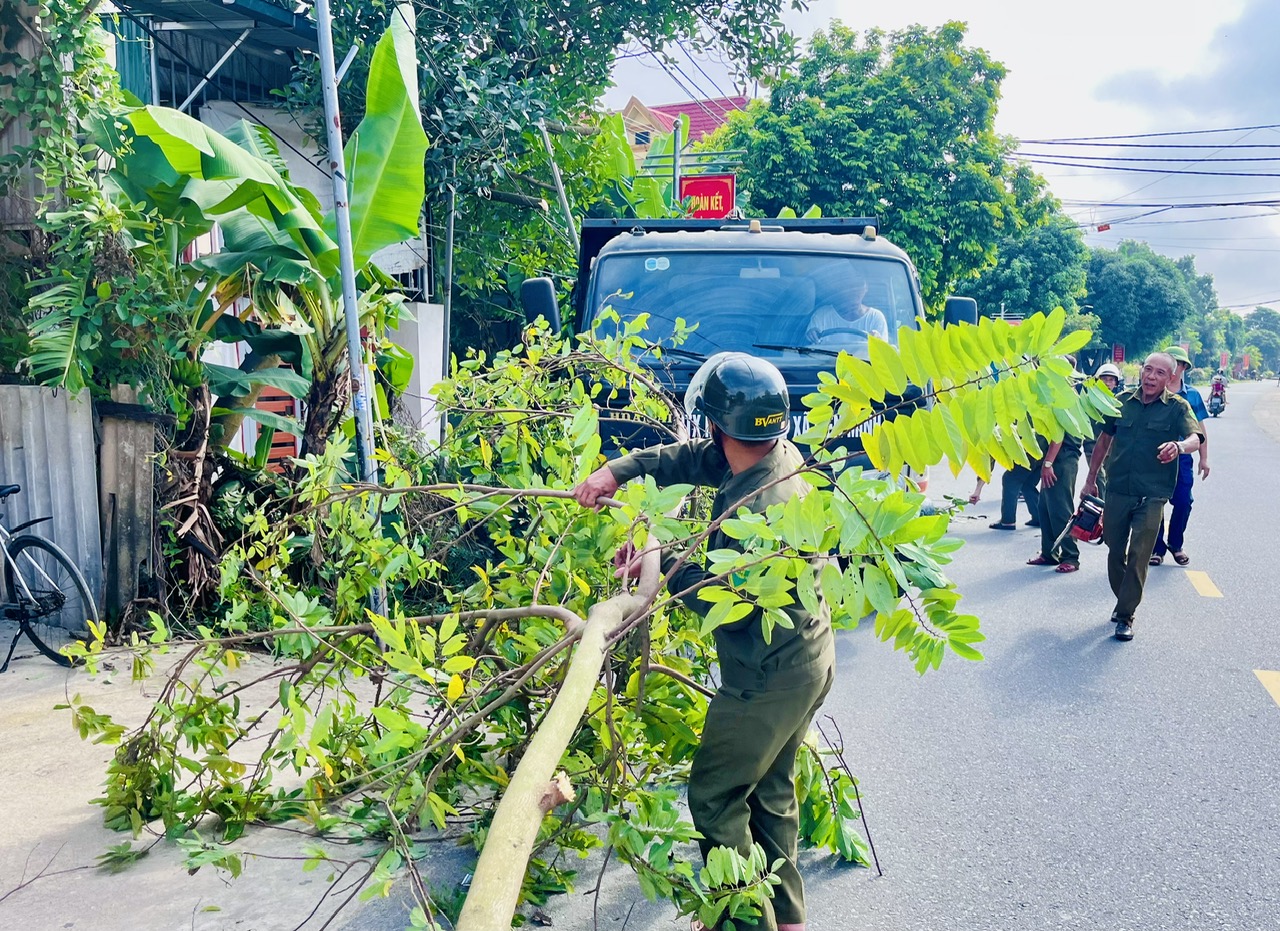Đức Minh ra quân giải tỏa, xử lý tình trạng lấn chiếm hành lang an toàn giao thông