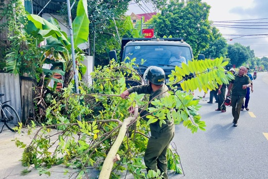 Đức Minh ra quân giải tỏa, xử lý tình trạng lấn chiếm hành lang an toàn giao thông 