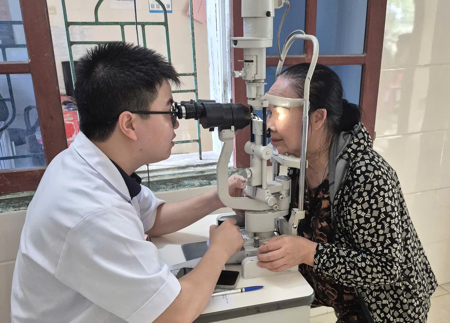 Khám sàng lọc, tư vấn các bệnh lý về mắt miễn phí cho 290 người dân trên địa bàn xã.
