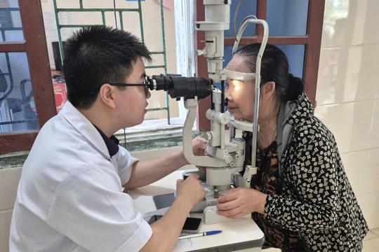 Khám sàng lọc, tư vấn các bệnh lý về mắt miễn phí cho 290 người dân trên địa bàn xã. 