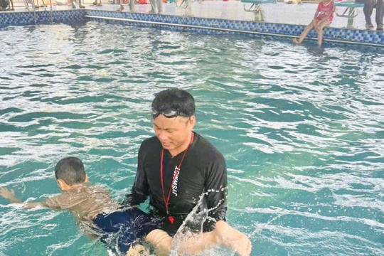 Mùa hè bổ ích tại các lớp học bơi ở Trường Tiểu học Trường Sơn