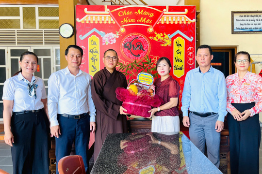  Lãnh đạo xã Đức Minh thăm, chúc mừng Đại lễ Phật đản Phật lịch 2570