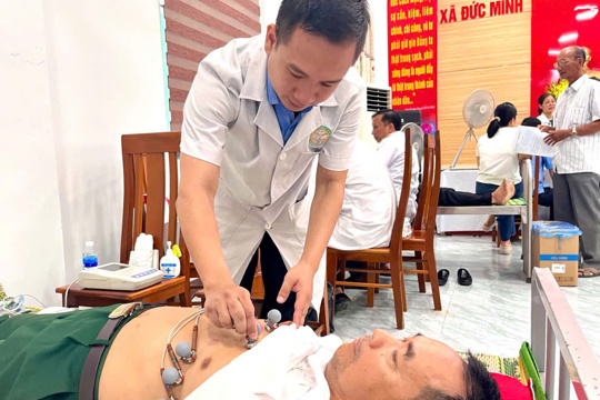 Đức Minh: khám sức khỏe định kỳ, khám bệnh, cấp phát thuốc miễn phí và trao quà cho gia đình chính sách