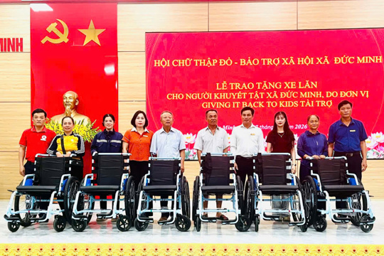 Hội Chữ thập đỏ - Bảo trợ xã hội xã Đức Minh trao tặng xe lăn cho người khuyết tật 