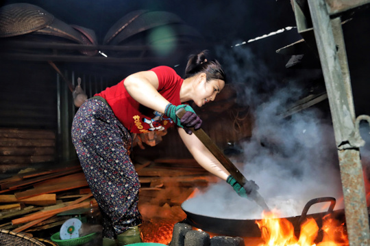 Làng nghề hơn 300 năm "đỏ lửa" bên dòng sông La 