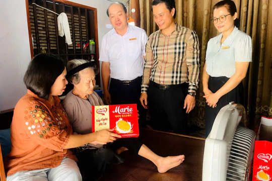 Lãnh đạo xã Đức Minh thăm, tặng quà các gia đình chính sách nhân kỷ niệm 79 năm Ngày Thương binh - Liệt sĩ 
