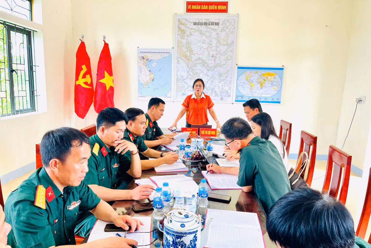 Lãnh đạo xã Đức Minh làm việc với Chi bộ Quân sự xã 