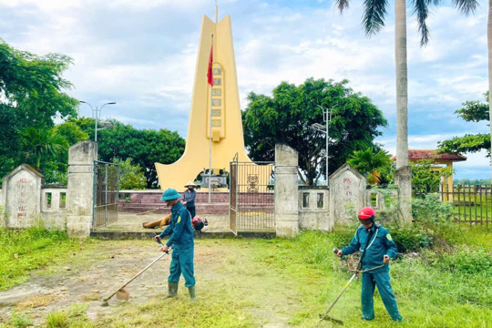  Ban CHQS xã và Trường Mầm non Đức Minh chung tay chăm sóc các đài tưởng niệm, tri ân các anh hùng liệt sĩ