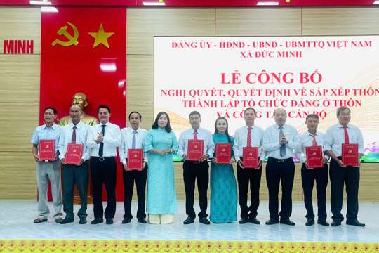 Đức Minh công bố các nghị quyết, quyết định về sắp xếp thôn, thành lập tổ chức Đảng ở thôn và sáp nhập Trường Mầm non Đức Minh