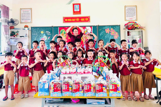 Mùa trăng yêu thương rộn ràng trong từng lớp học