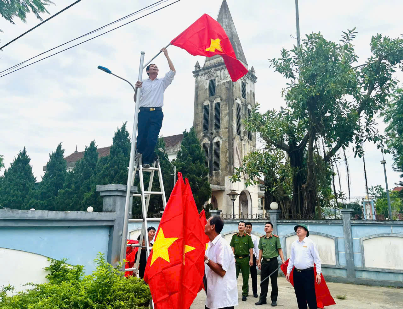 Chi bộ Yên Phú ra mắt mô hình “Dân vận khéo – Xứ đạo đoàn kết, lan tỏa sắc cờ Đảng, cờ Tổ quốc”