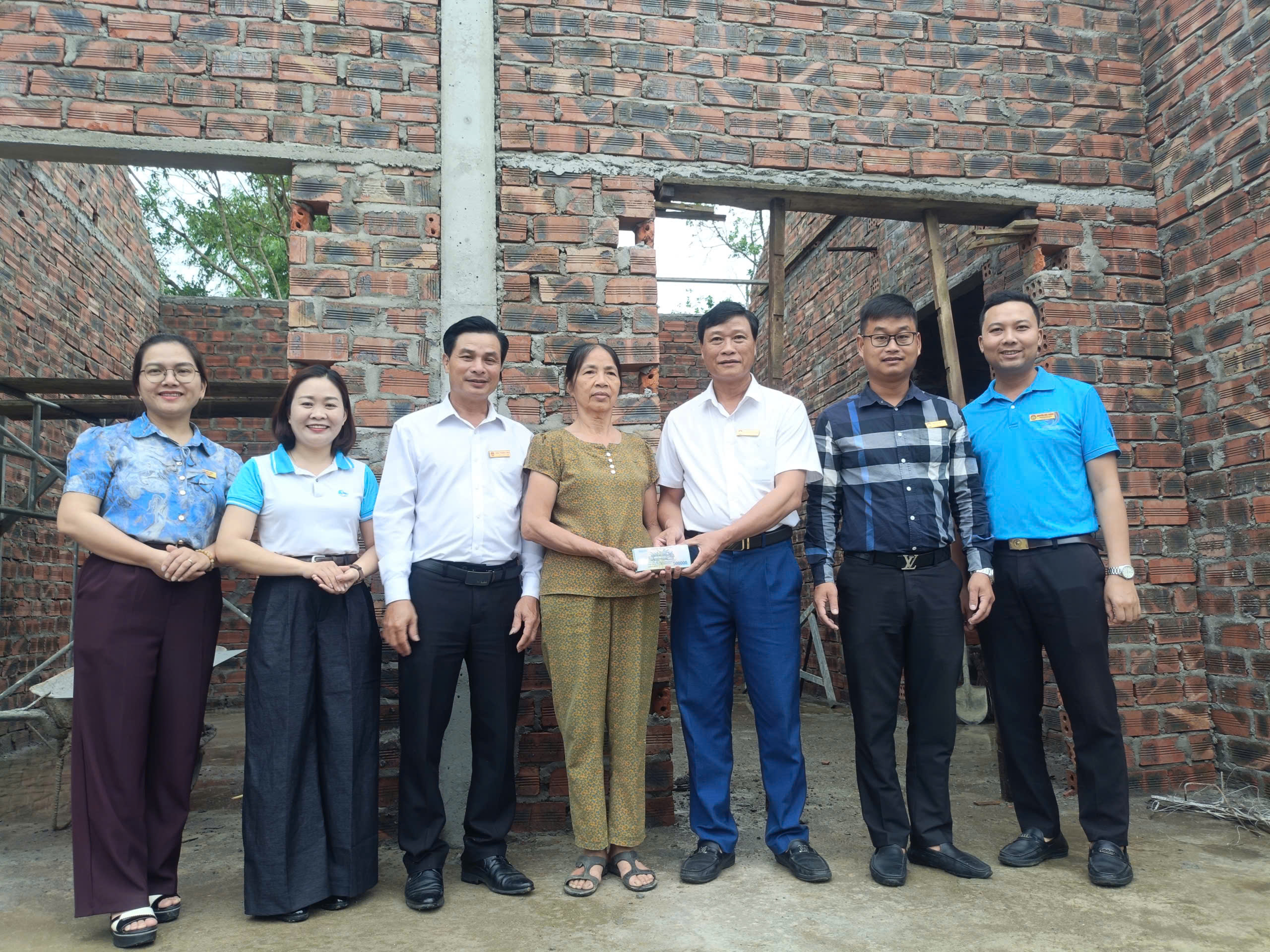 Mặt trận Tổ quốc xã Đức Minh trao 98 triệu đồng cho 2 hộ gia đình xây dựng nhà ở 