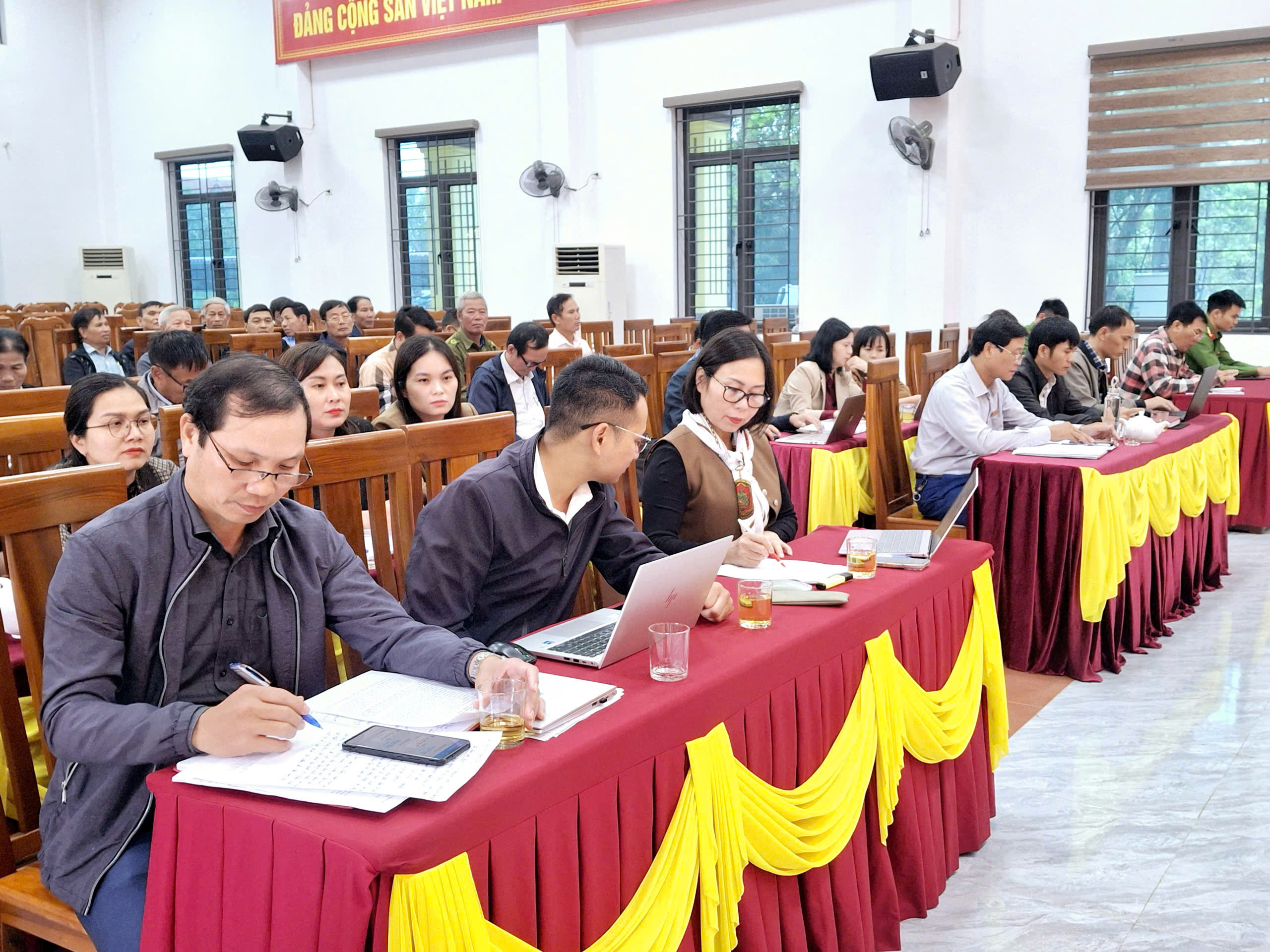 UBND xã Đức Minh tổ chức hội nghị đánh giá tình hình kinh tế - xã hội tháng 10, triển khai nhiệm vụ tháng 11 năm 2025 
